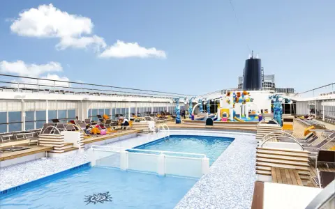 Ponte 8 cabine MSC Armonia: piscina e area giochi acquatica sul ponte superiore, con lettini e persone che si rilassano.