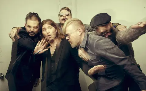 Rival Sons Sverige: bandmedlemmar i en intensiv, suddig pose.