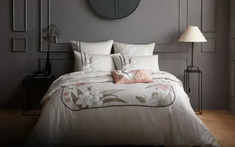 Elegante funda nórdica 260x240 con estampado floral en tonos neutros. Un toque de sofisticación para tu dormitorio.