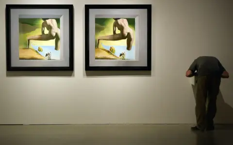 Deux tableaux surréalistes de style dali gala, avec une figure humaine penchée, observant une œuvre.