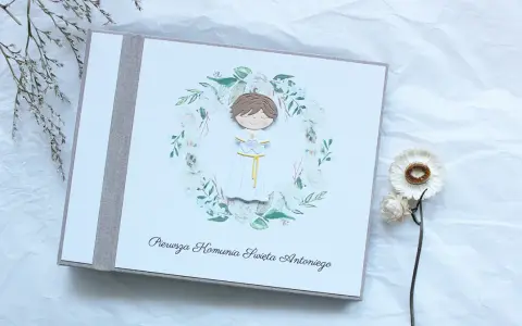 Urocza kartka na Komunię dla chłopca z postacią w wianku. Idealny pomysł na prezent z tej okazji.