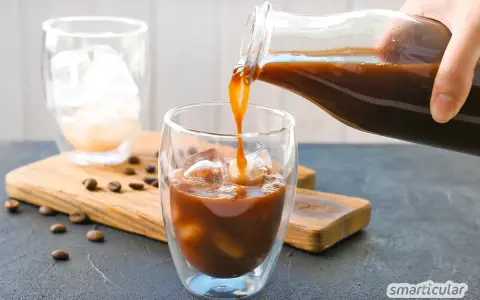 Kalter Kaffee wird in ein Glas mit Eis gegossen. Welcher Kaffee eignet sich am besten für Cold Brew?