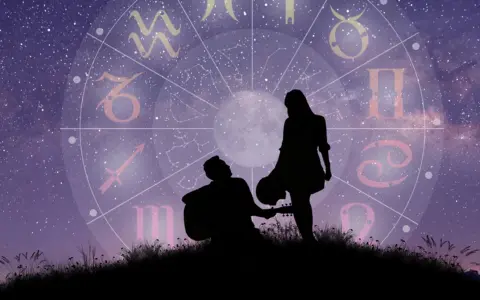 Sylwetki zakochanych pod rozgwieżdżonym niebem, na tle koła zodiaku. Ich związek, jak bliźnięta, pełen jest harmonii i wzajemnego zrozumienia.