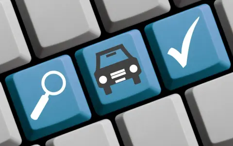 Klawisze z ikonami: lupa, samochód, zaznaczenie. Ułatwiają rejestrację samochodu online.