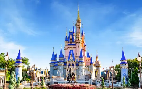 Il Castello di Cenerentola, icona dei parchi Disney, sembra pronto ad accogliere gli ospiti delle cabine crociera Disney.