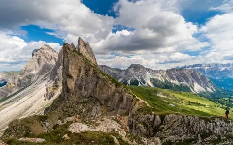 Majestatyczne szczyty Dolomitów w Val Gardena, zielone zbocza i malownicza ścieżka dla turystów.
