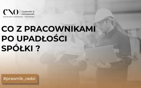 Dwóch pracowników w kaskach dyskutuje nad laptopem. Tekst: "Co z pracownikami po upadłości spółki?". #prawnik_radzi.
