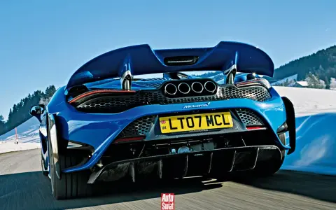 Niebieski McLaren 765LT z czterema końcówkami wydechu pędzi po ośnieżonej drodze w górach.