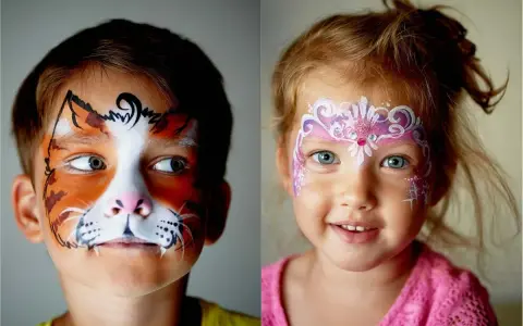 Zwei Kinder mit tollen Gesichtern: Ein Junge als Tiger, ein Mädchen als Prinzessin. Schnell Kinderschminken einfach gemacht!