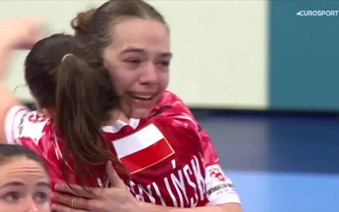 Emocjonalne objęcie po zwycięstwie. Barbara Jeż ze łzami radości na twarzy, w koszulce z polską flagą.