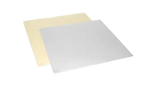 Zwei rechteckige, glänzende Platten liegen übereinander. Eine ist goldfarben, die andere silbern. Sie sind keine transparenten Kunststoffplatten, sondern Metall.
