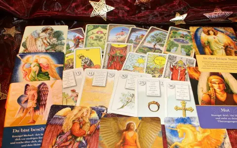 Tarot y oráculo: cartas con ángeles y símbolos místicos. Una guía visual para la diferencia entre oráculo y tarot.