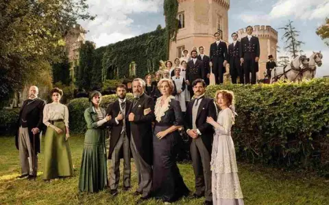 Un gruppo di persone in abiti d'epoca posa davanti a un castello. Un riassunto de "La Promessa" con i suoi personaggi principali.