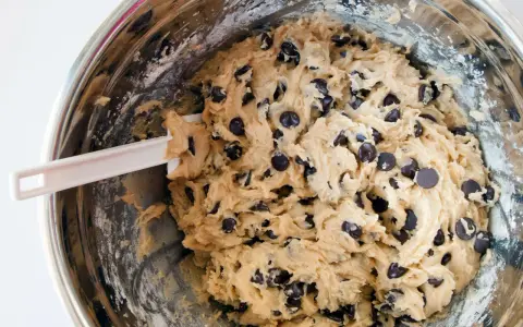 Impasto per biscotti fatti in casa con gocce di cioccolato, pronto per essere infornato.
