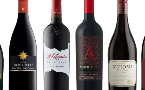 Różne butelki wina, w tym Roscato, Alchymia Primitivo i Apothic Red. Czy amabile wino to słodkie wino? Tak, często oznacza słodkie, przyjemne w smaku.
