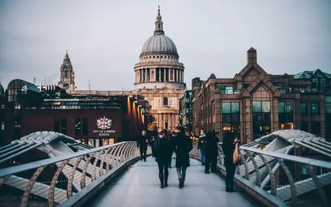 Spacerem po moście Millenium w Londynie, podziwiając katedrę św. Pawła. Idealne miejsce, by poczuć atmosferę miasta i zastanowić się, co warto kupić w Londynie.