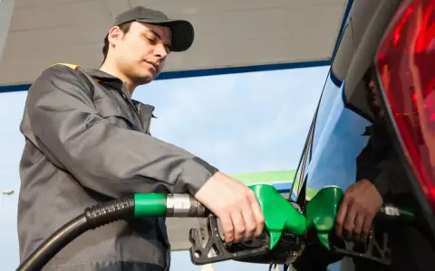 Pracownik Orlenu tankuje auto. Ciekawe, ile zarabia pracownik Orlenu za taką pracę.