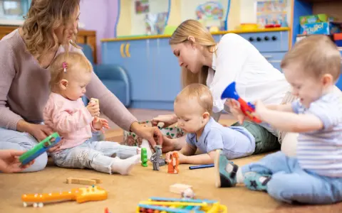 Ile opiekunek w żłobku? Przepisy, wyjątki i co musisz wiedzieć