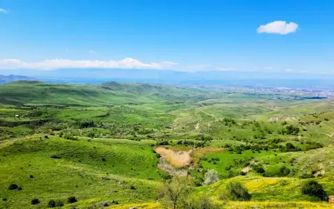 Zielone wzgórza Armenii, z widokiem na Ararat i miasto. Idealne miejsce, by zobaczyć piękno kraju.