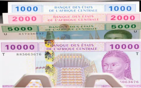 Stos banknotów: 1000, 2000, 5000 i 10000 franków CFA. To waluta używana w krajach takich jak Senegal.