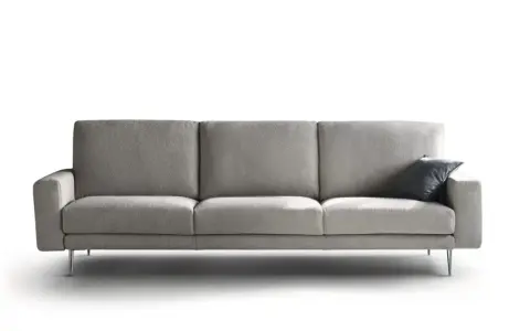 Soggiorno moderno con un elegante divano grigio scuro, perfetto per rilassarsi.
