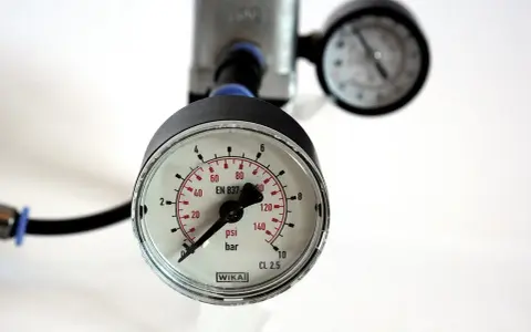Próba szczelności instalacji wodnej powietrzem. Dwa manometry WIKA pokazują ciśnienie.