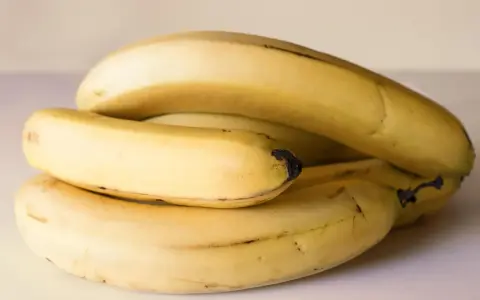 Ein Haufen reifer Bananen. Sie fragen sich, wie viel Kalium hat eine Banane? Diese gelben Früchte sind eine gute Quelle dafür.