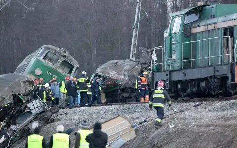 Akcja ratunkowa po katastrofie kolejowej w Szczekocinach. Służby ratownicze pracują wśród zniszczonych pociągów, szukając ofiar.