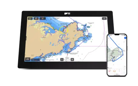 Une application GPS marine sans internet affiche des cartes nautiques détaillées sur une tablette et un smartphone, montrant des bouées et des côtes.