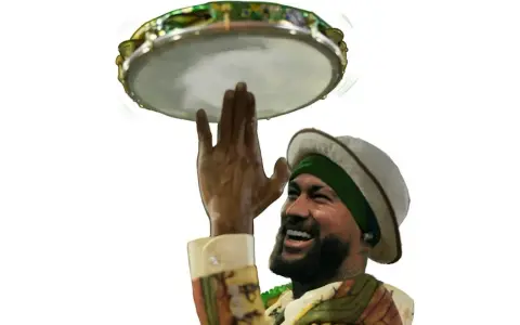 Hombre sonriente con pandereta, celebrando la cultura de Brasil.