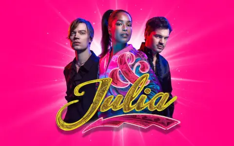 Tre artister poserar framför en rosa bakgrund med texten "& Julia". En del av en svensk musikal.