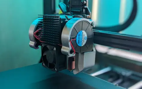 Ulepszony ekstruder drukarki Ender 3 z nowym wentylatorem i radiatorem. Drobne ender 3 modyfikacje dla lepszego chłodzenia.