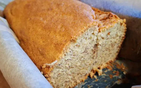 Wilgotne ciasto bananowe, które zawsze się udaje, z widocznymi kawałkami banana w środku. Idealne na podwieczorek.