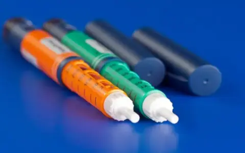 Trzy wstrzykiwacze, dwa kolorowe (pomarańczowy i zielony) z podziałką, oraz dwa granatowe. Sprawdź aktualną epipen cena.