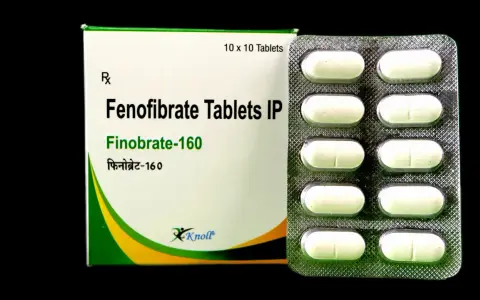 Opakowanie i blister z tabletkami Finobrate-160, zawierającymi fenofibrat. Lek ten, podobnie jak Lipanthyl Supra 215, pomaga w regulacji poziomu lipidów.