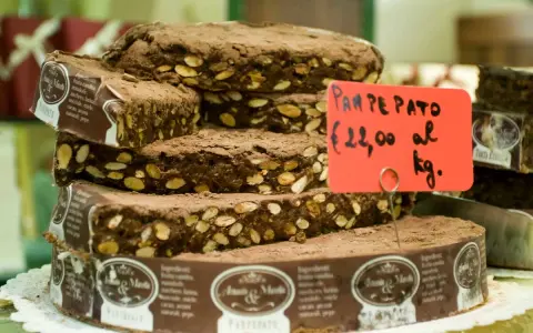 Panpepato, dolce tradizionale con frutta candita e mandorle, un'origine ricca di sapori. Prezzo €22,00 al kg.