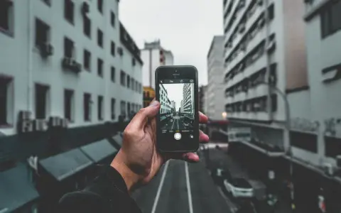 Lustrzanka czy smartfon – co wybrać, aby nie żałować decyzji?