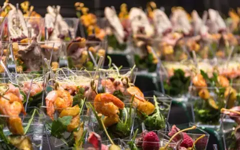 Catering na 60 osób: Koszty, menu i jak wybrać najlepszą ofertę?