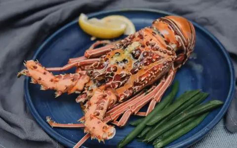 Langosta preparada con judías verdes y limón. El tiempo de cocción de la langosta es clave para un plato perfecto.