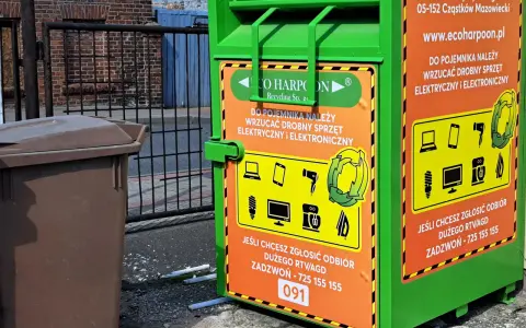 Zielony kontener na elektrośmieci, gdzie wrzucamy drobny sprzęt RTV/AGD. Dowiedz się, co to są elektrośmieci i jak je segregować.