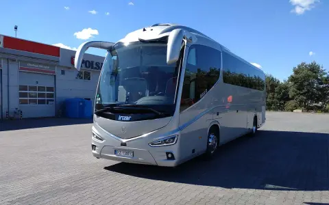 Nowoczesny autokar Irizar gotowy na podróż. Sprawdź, jaka będzie wynajem autokaru cena dla Twojej wycieczki!