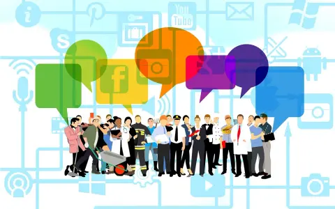 Gruppo di professionisti sotto nuvole di dialogo colorate, con icone social. Attenzione alla recensione diffamatoria online.