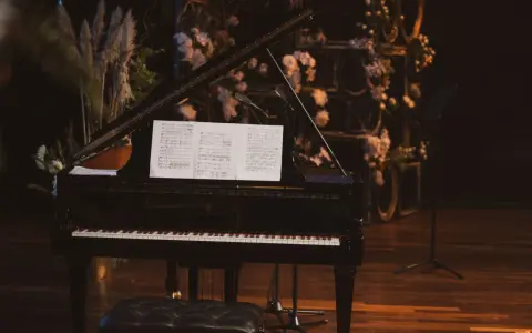 Fortepian Steinway gotowy do występu na jednym z najważniejszych konkursów artystycznych w Polsce.