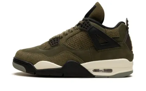 Sneaker Jordan 4 color verde militare, con dettagli in camoscio e tessuto tecnico. Un look audace per chi ama lo stile 420.