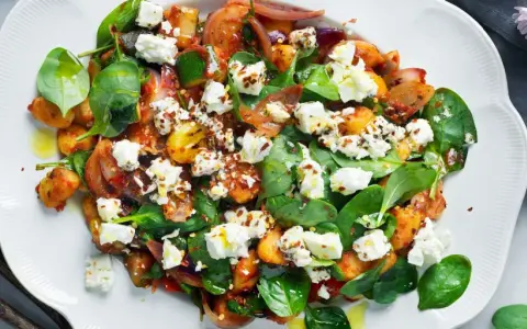 En härlig sallad med gnocchi, grönsaker och fetaost. Ett perfekt middagstips helg för en smakrik och enkel måltid.