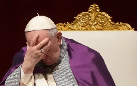 Papst Franziskus mit der Hand im Gesicht, nachdenklich über die Folgen eines Kirchenaustritts.