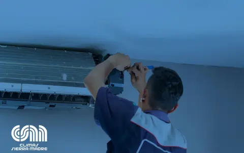 Técnico revisa unidad de aire acondicionado para evitar que se congele el aire acondicionado.