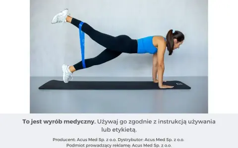 Kobieta ćwiczy z gumą oporową na łydkach, wykonując pozycję deski. Może to pomóc w walce z zakwasami.