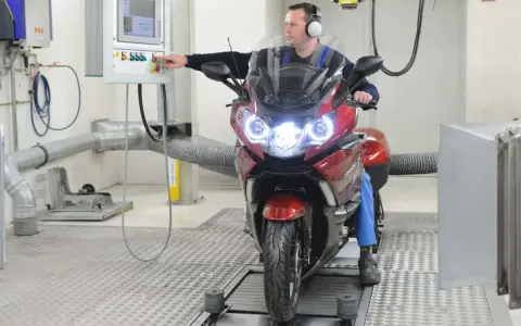 Mechanik sprawdza motocykl na hamowni. Dowiedz się, ile kosztuje przegląd motocykla i jakie są jego etapy.