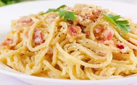 Pyszne spaghetti carbonara z boczkiem i parmezanem, idealne na szybki obiad. Oto prosty przepis!
